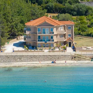 Egialion Iqia Apartament